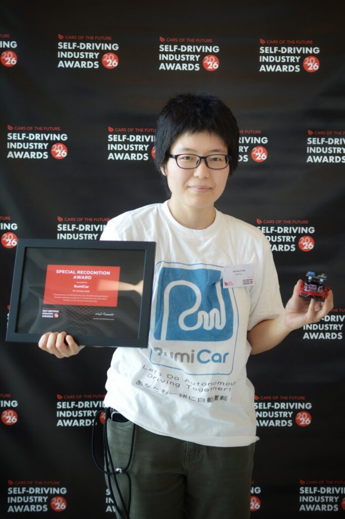 Self-Driving Industry Awards 2026 の会場で、受賞証と RumiCar を手にする RumiCar のメンバー